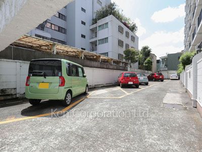 秀和青南レジデンスの写真駐車場