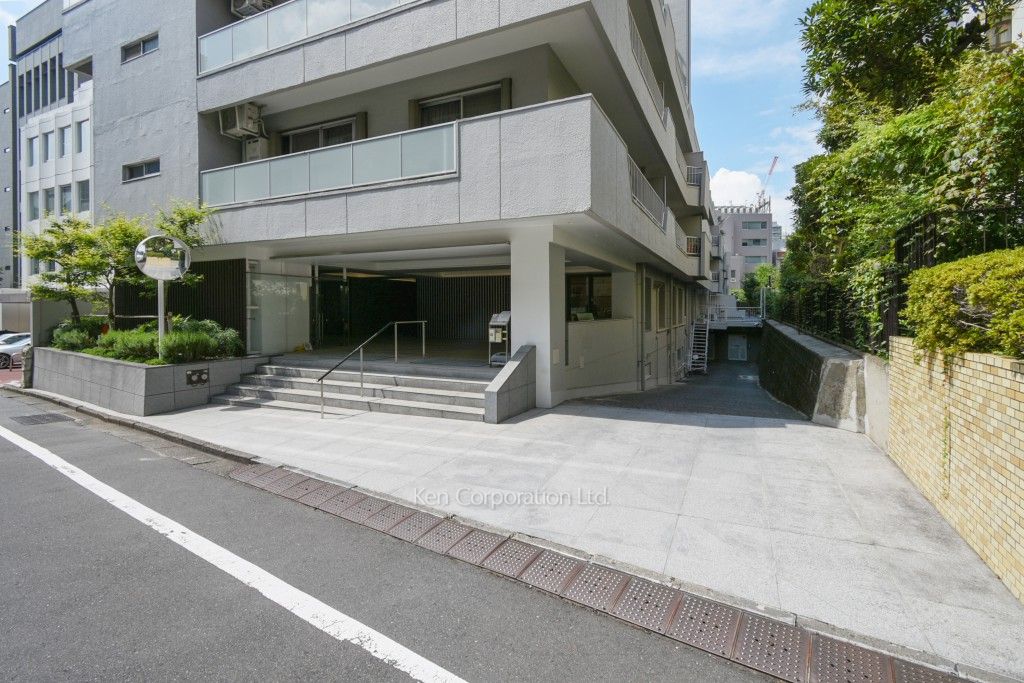 麹町サニーマンションの写真 外観より
