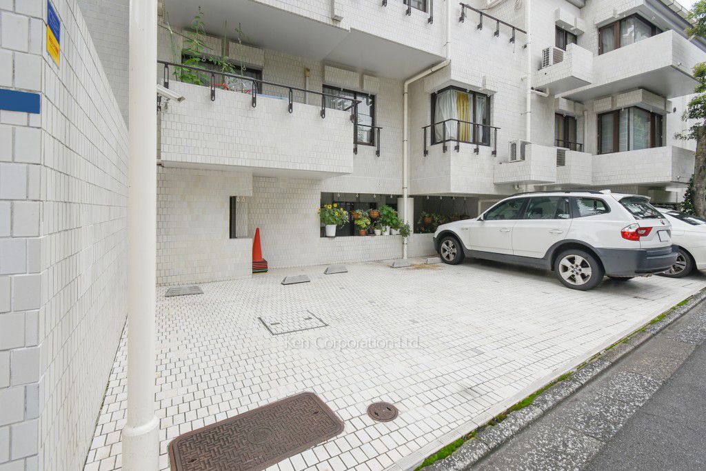 西麻布ロイヤルマンションの写真 駐車場