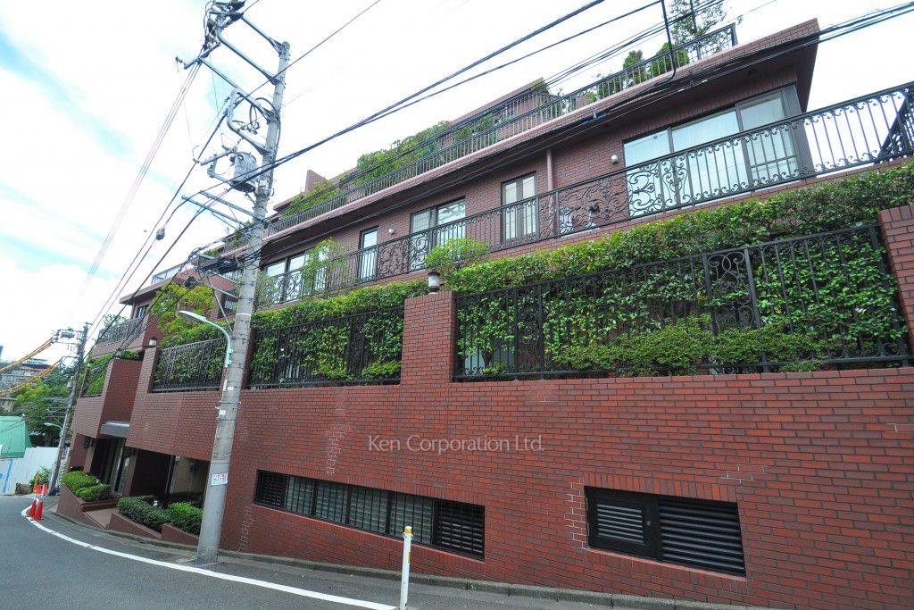 ドムス元麻布 西館の写真 外観ひき