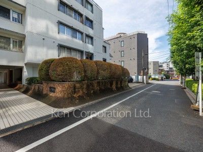 ファミール六本木の写真 前面道路