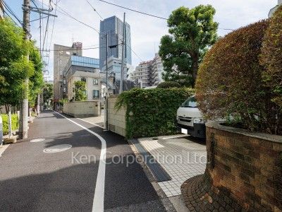 ファミール六本木の写真 前面道路