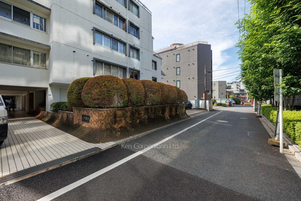 ファミール六本木の写真 前面道路