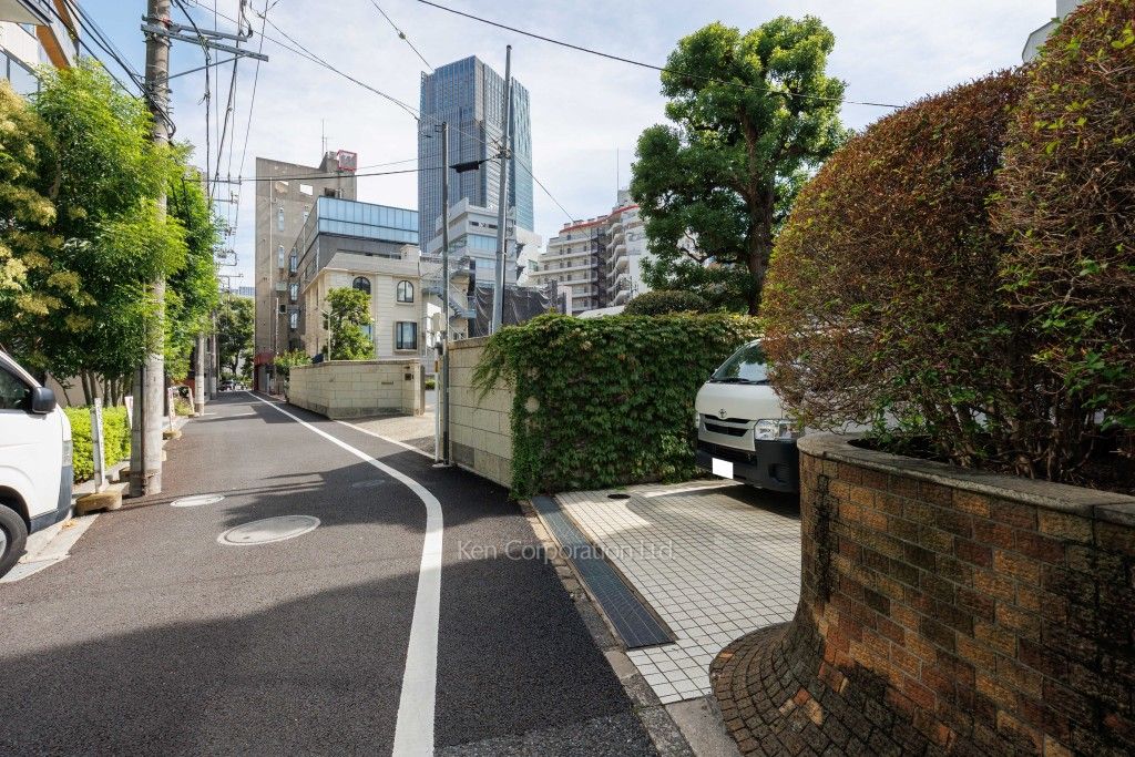 ファミール六本木の写真 前面道路