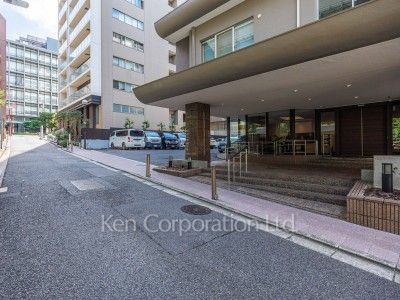 ドミール五番町の写真 前面道路