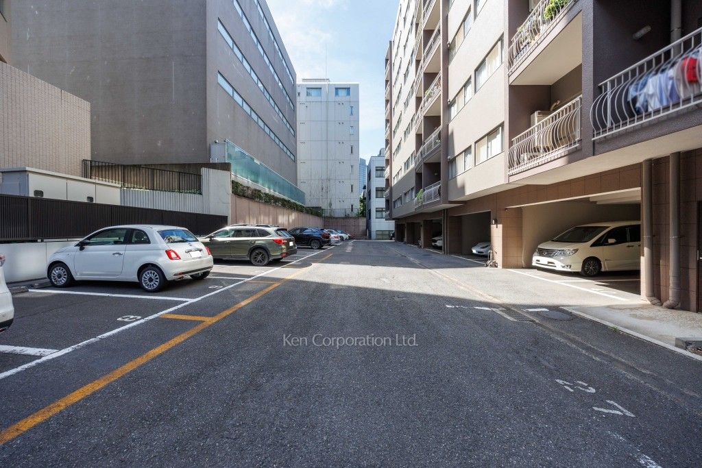 ドミール五番町の写真 駐車場
