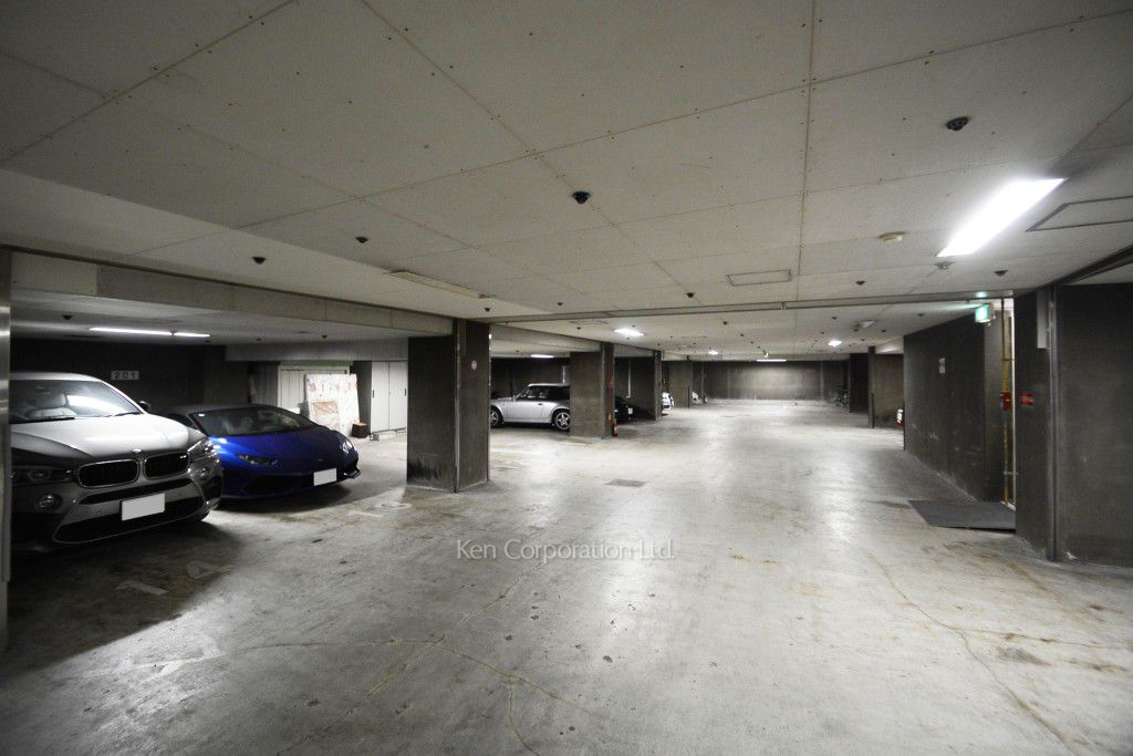 綱町ホームズの写真 駐車場