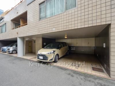 ネオハイツ・ヴェルビュ島津山の写真 駐車場