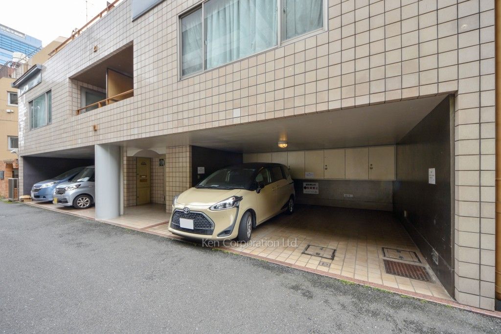 ネオハイツ・ヴェルビュ島津山の写真 駐車場