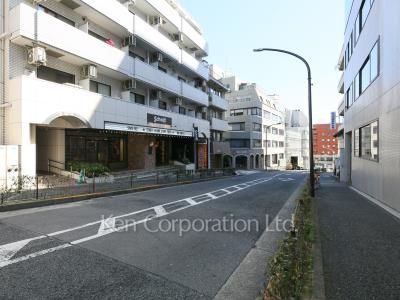 ロイヤルパレス原宿の写真 前面道路