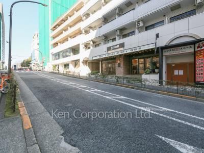 ロイヤルパレス原宿の写真 前面道路