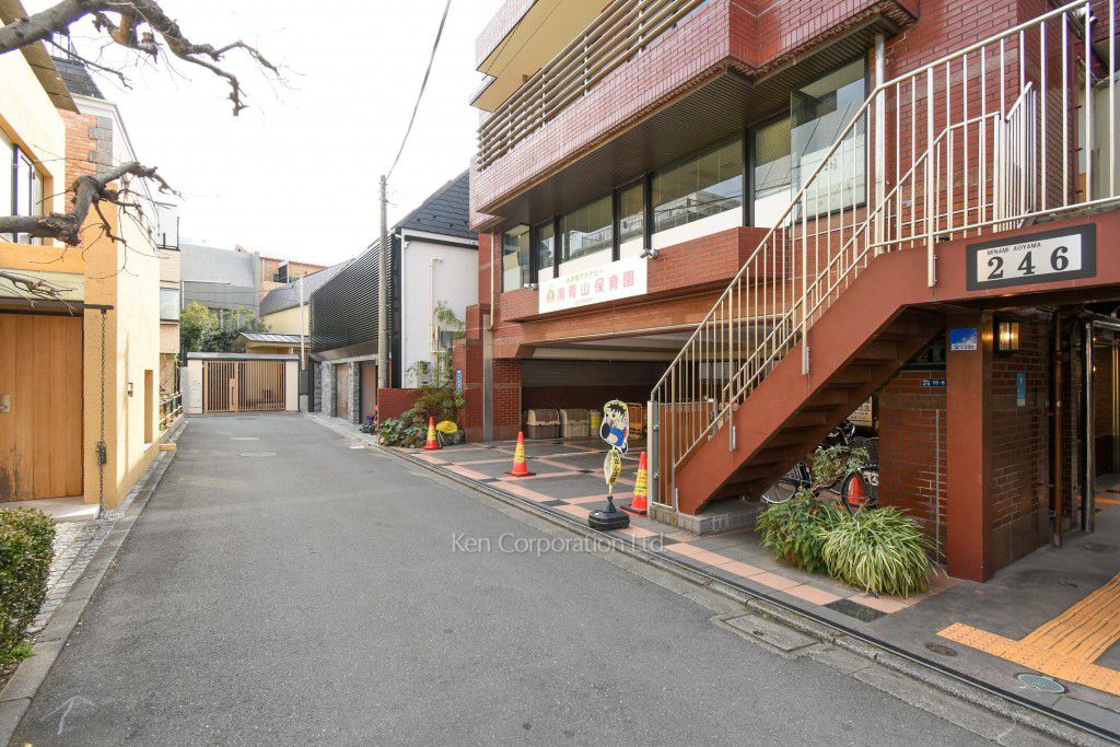 南青山246ビルの写真 前面道路