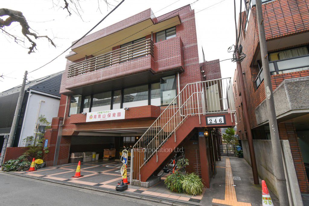 南青山246ビルの写真 外観ひき