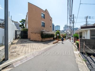 ラ・コリーヌ神宮前の写真 前面道路