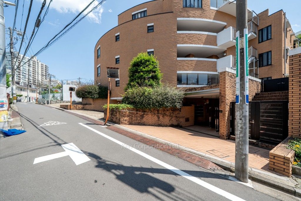 ラ・コリーヌ神宮前の写真 前面道路