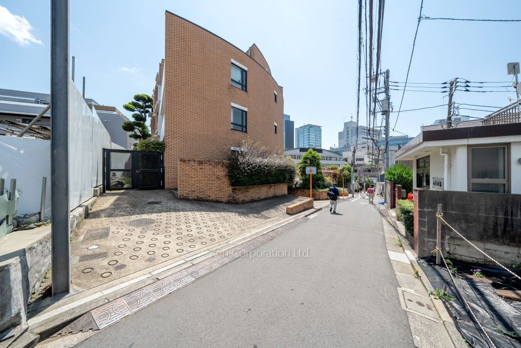 ラ・コリーヌ神宮前の写真 前面道路