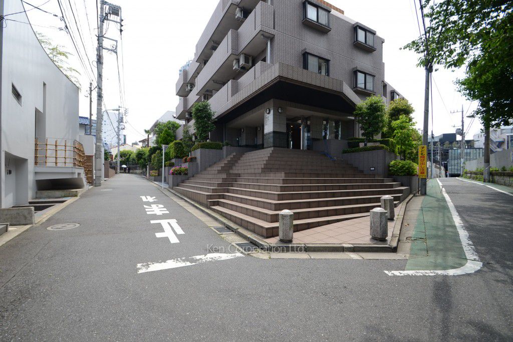 クレアホームズ神宮前の写真 前面道路