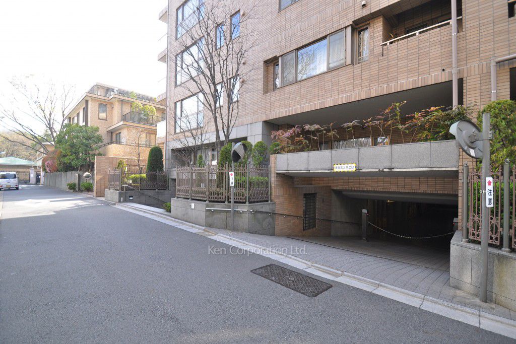 藤和三田綱町ホームズの写真 駐車場入り口