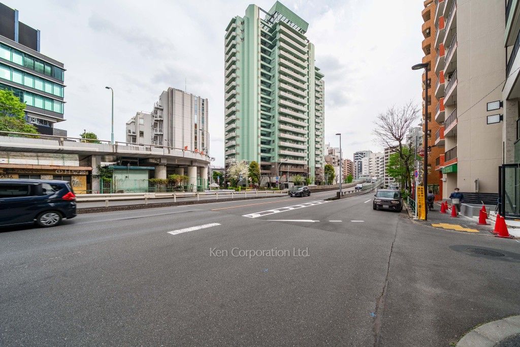 ソプラタワーの写真  前面道路