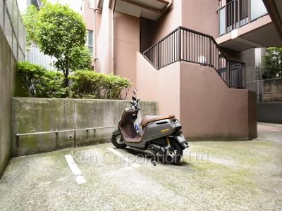 ライオンズステージ麻布の写真 バイク置き場