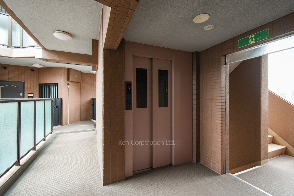 ライオンズステージ麻布の写真 共用廊下