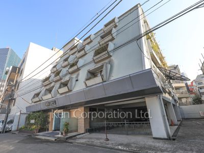 スリースターズマンションの写真 外観ひき