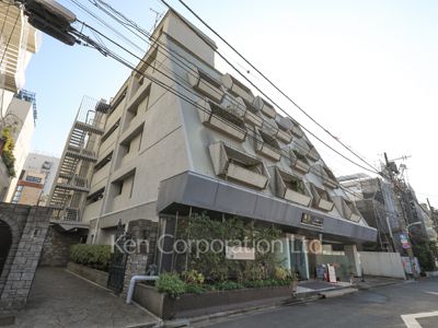 スリースターズマンションの写真 外観ひき