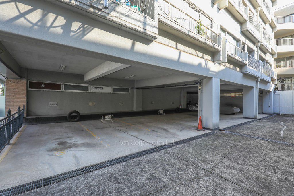 スリースターズマンションの写真 駐車場
