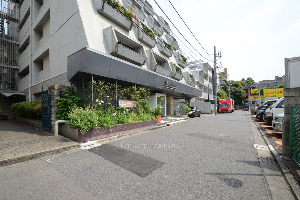 スリースターズマンションの写真 前面道路