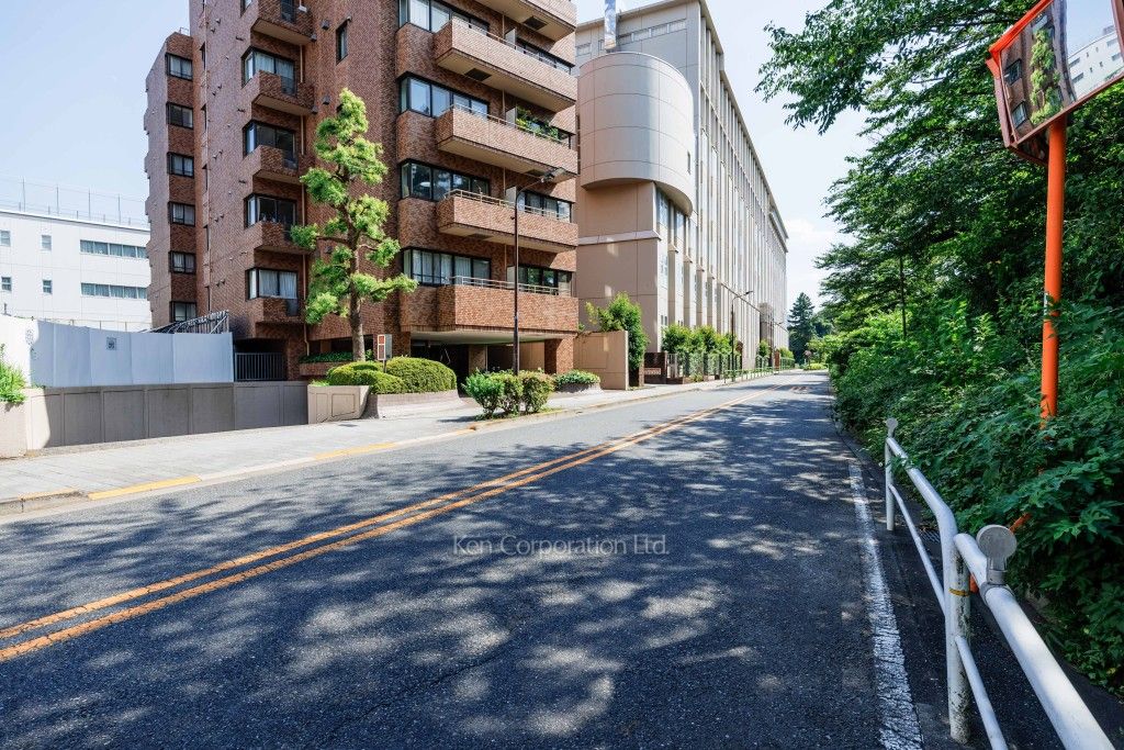 六番町ガーデンの写真 前面道路