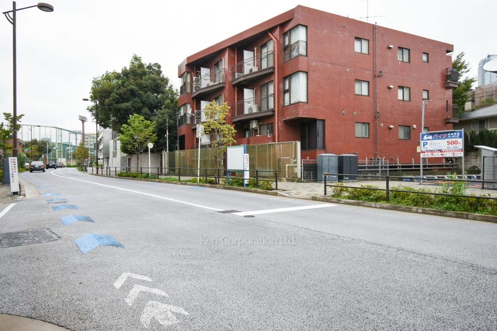 ライオンズマンション元麻布の写真 前面道路