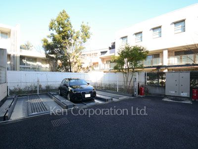 ストーリア神宮前の写真 駐車場