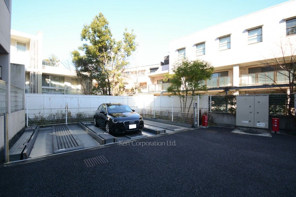 ストーリア神宮前の写真 駐車場