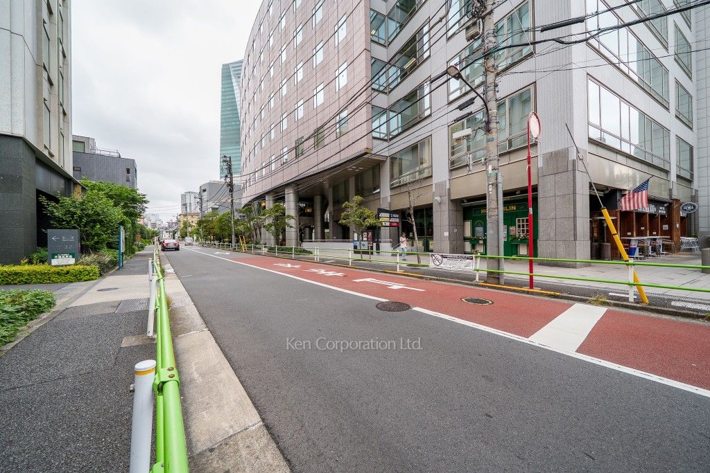 青葉六本木レジデンスの写真  前面道路