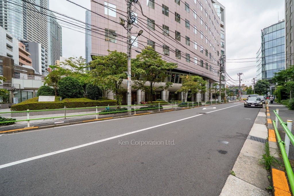 青葉六本木レジデンスの写真  前面道路