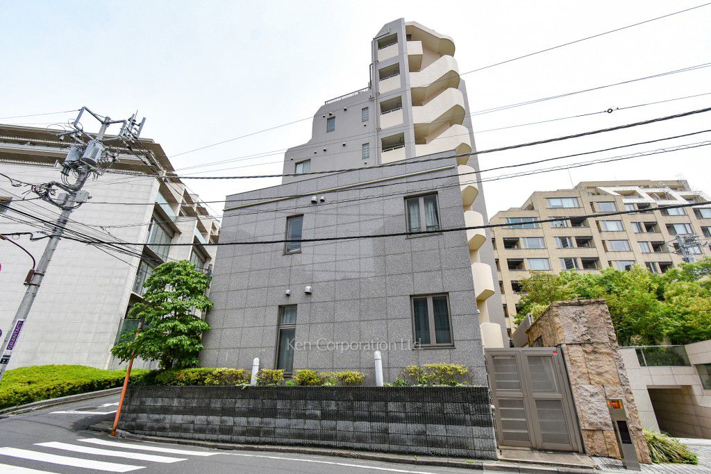 ユニロイヤル赤坂の写真 外観ひき