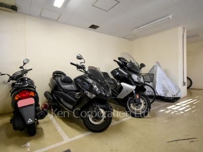 ジェントル エア 神宮前の写真 バイク置き場