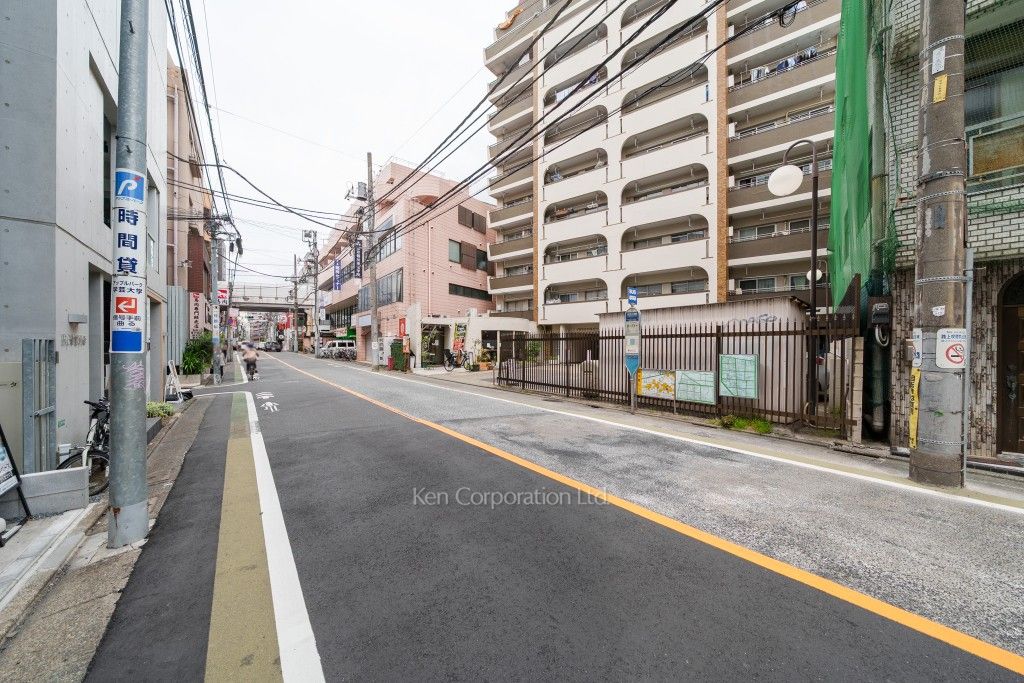 学芸大スカイスクレーパーの写真 前面道路