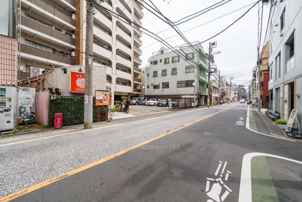 学芸大スカイスクレーパーの写真 前面道路