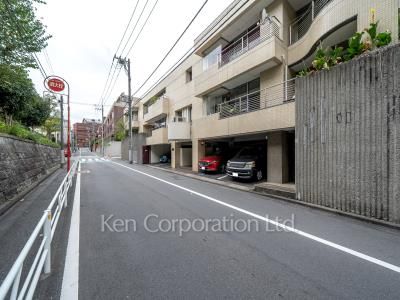 イースタンホームズ南平台の写真  前面道路