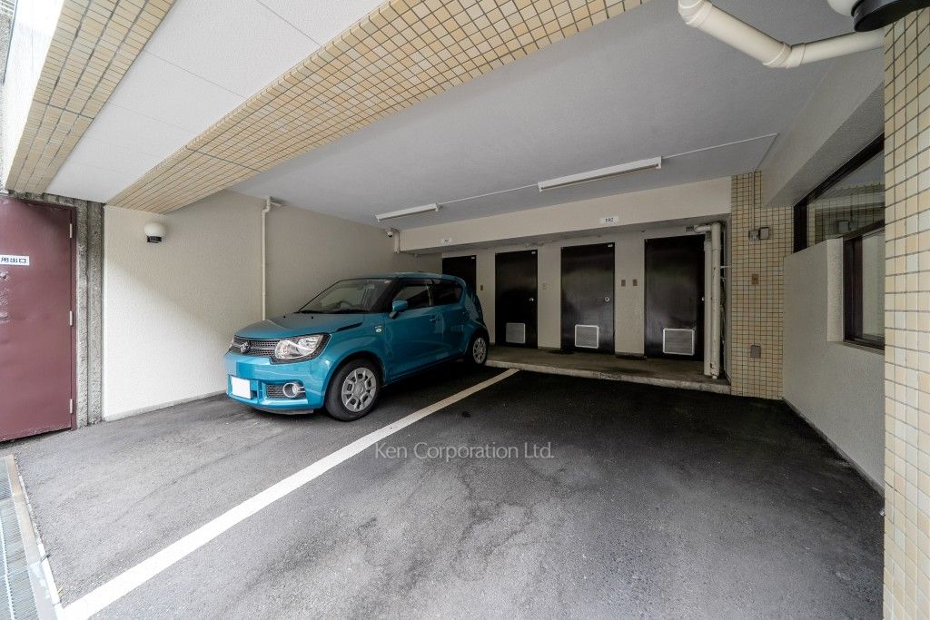 イースタンホームズ南平台の写真  駐車場