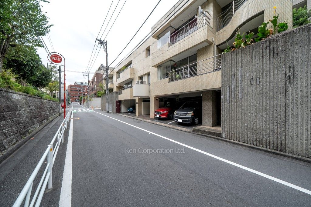 イースタンホームズ南平台の写真  前面道路
