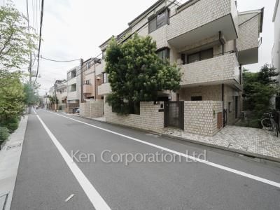 ガーデン鷹番の写真 前面道路