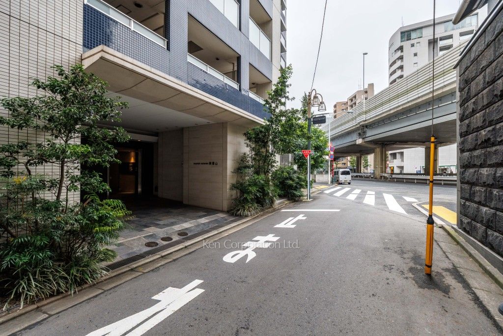 メイクスデザイン南青山の写真  前面道路