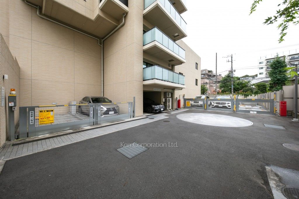 ジオ御苑内藤町の写真 駐車場