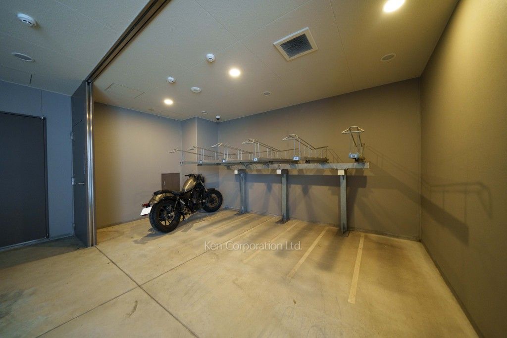 松葉の写真 バイク置き場