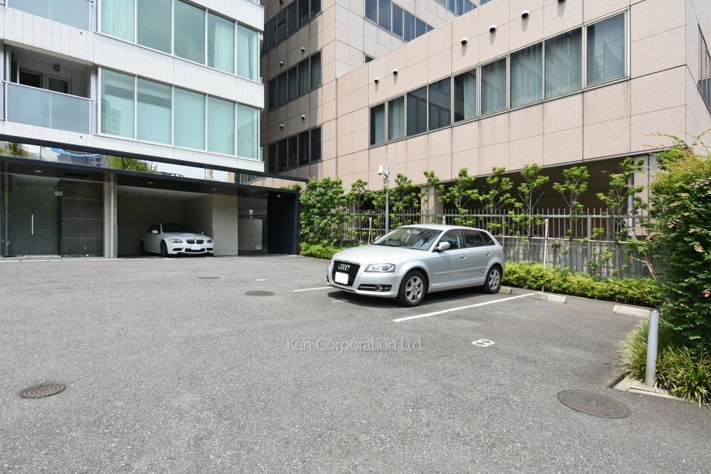ブランズ市谷田町の写真 駐車場