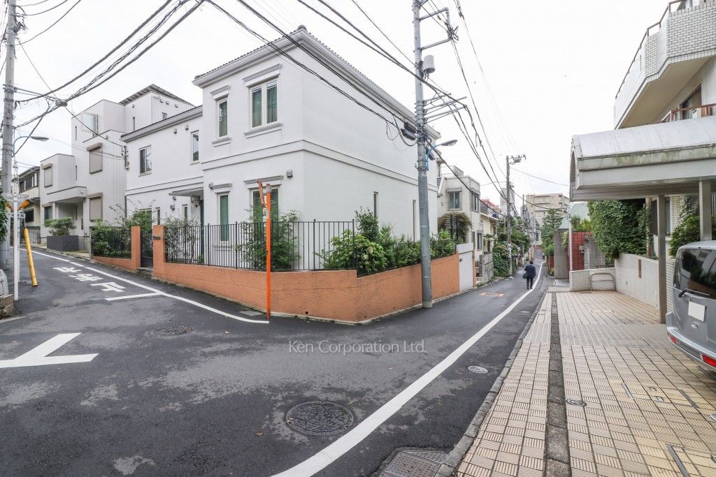 ハイネス四谷の写真 前面道路