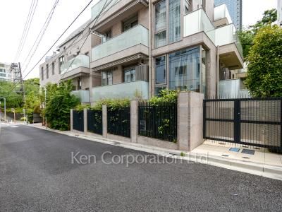 ロイヤルシーズン六本木檜町公園の写真 前面道路