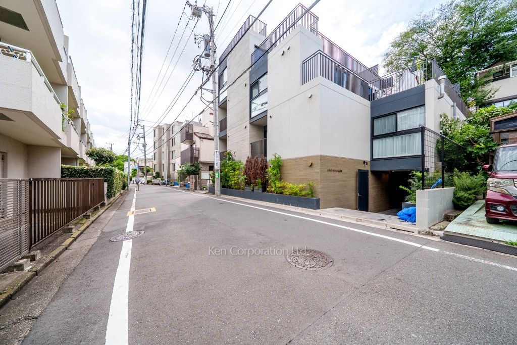 ANQI代々木公園前の写真 前面道路